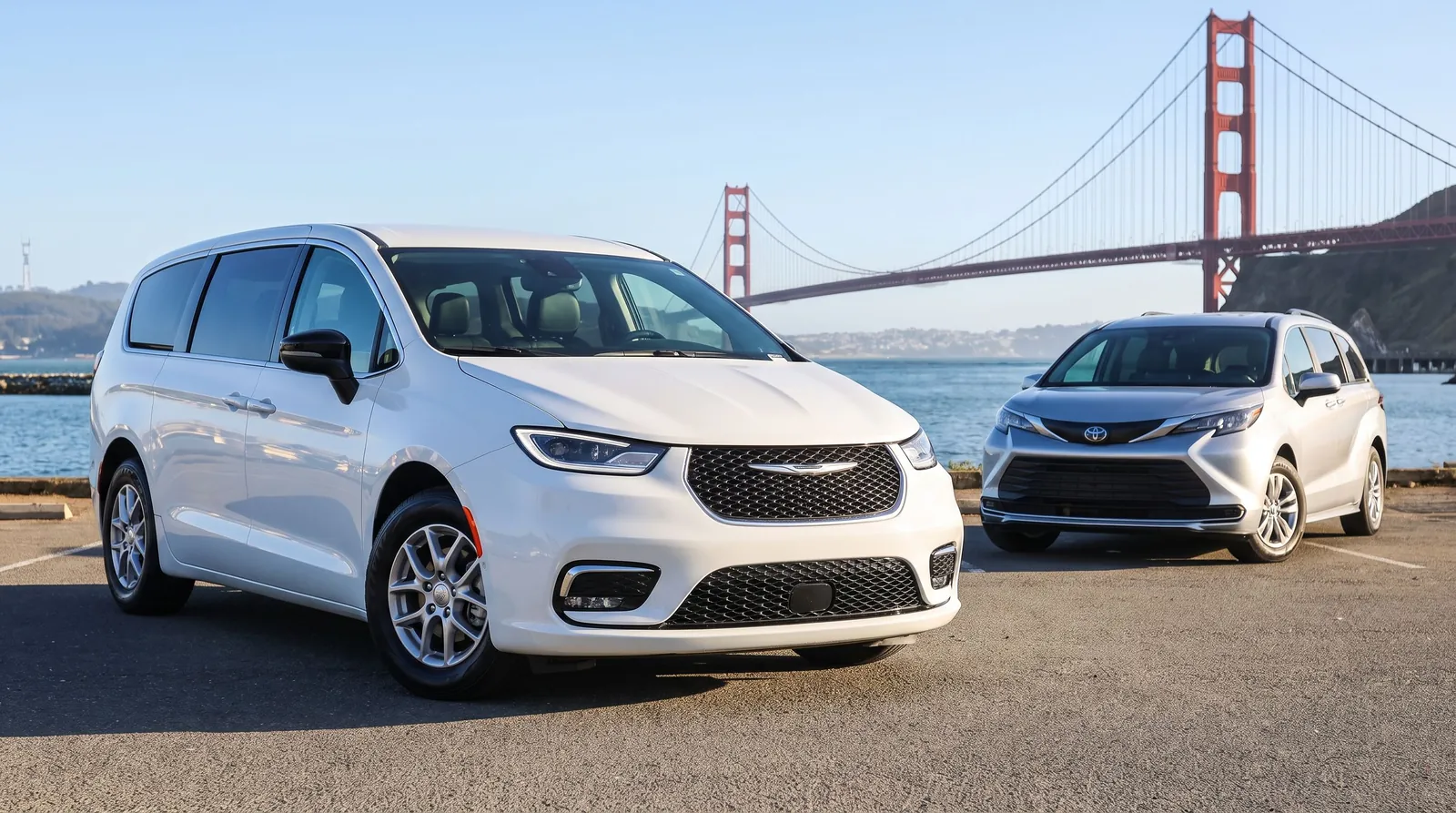 Chrysler Pacifica sa harap ng Toyota Sienna