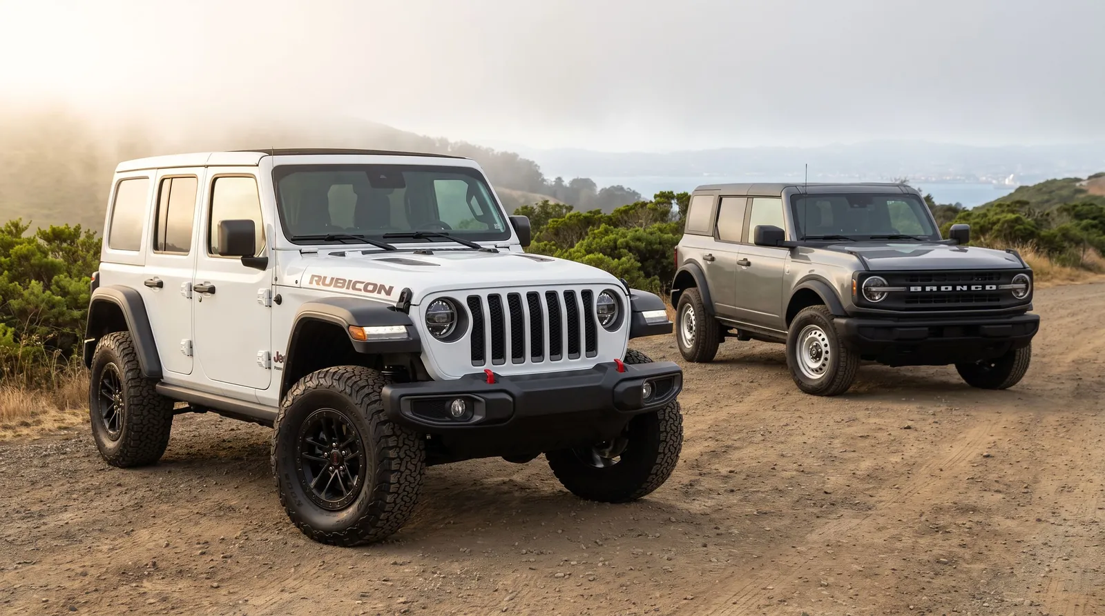 Jeep Wrangler sa harap ng Ford Bronco